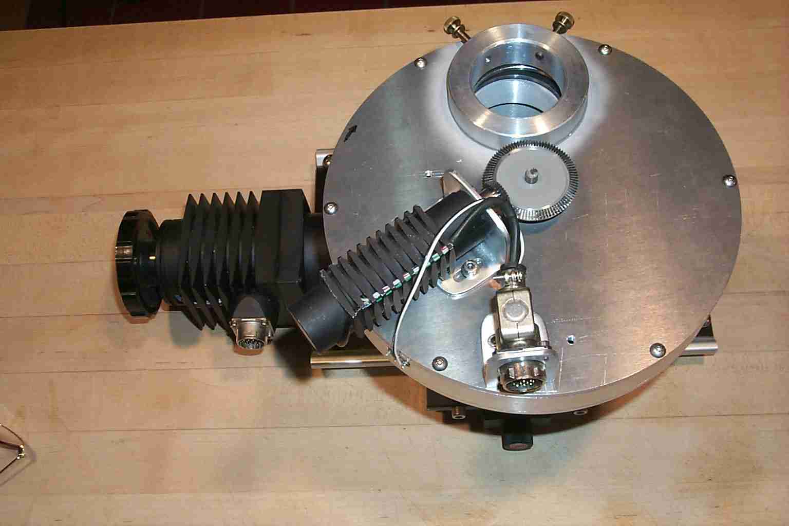 filterwheel.jpg (54752 bytes)