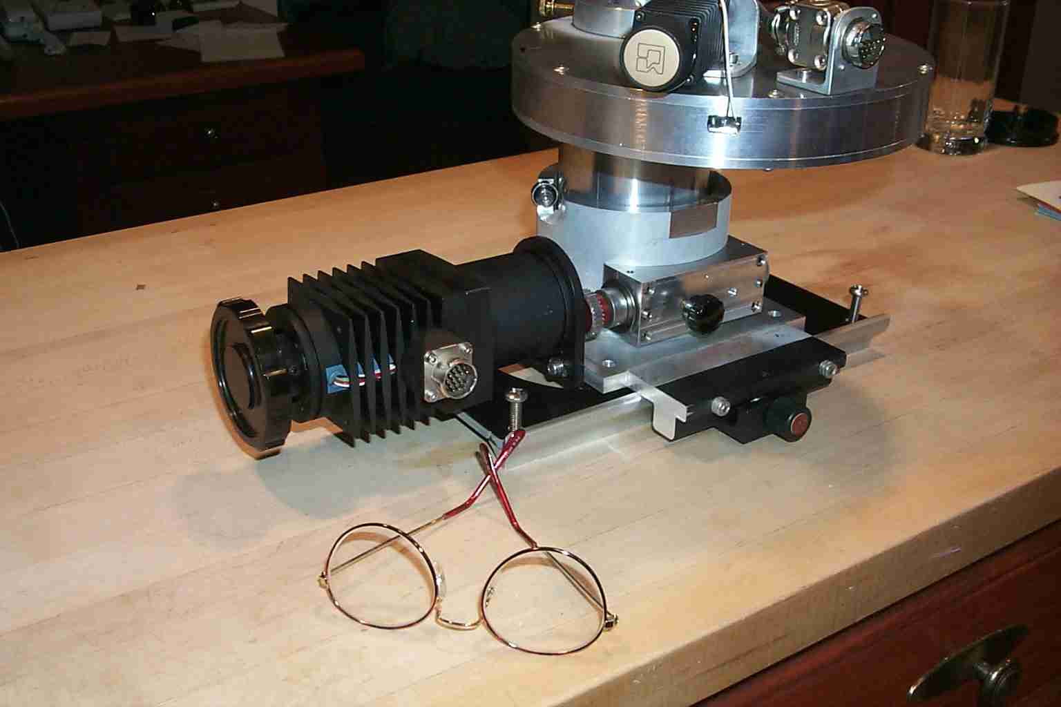 focuser-filterwheel.jpg (54994 bytes)